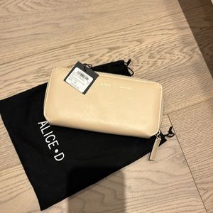 Alice D wallet